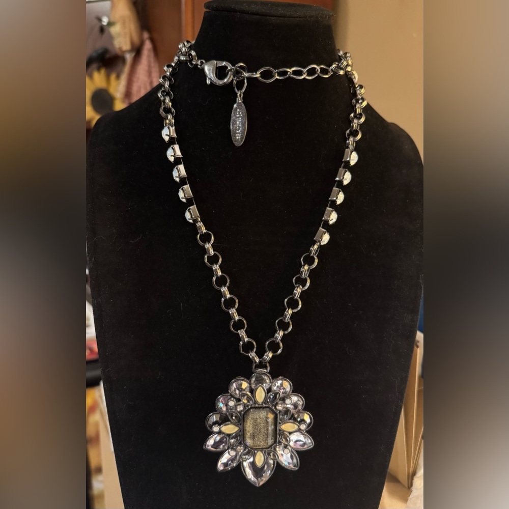Beautiful Chico’s convertible necklace removable pendant Gunmetal